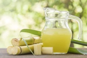 Nên uống nước mía với lượng vừa phải sau khi cắt mí