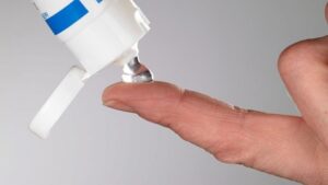 Bạn nên bôi thuốc chống sẹo sau cắt mí để có được vẻ đẹp hoàn hảo