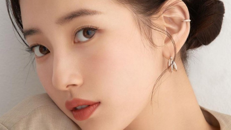 Kẻ eyeliner là một cách hiệu quả giúp chị em sở hữu mí mắt thu hút hơn