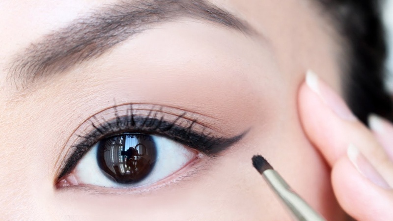 Hướng dẫn cách kẻ eyeliner cho mắt một mí tự nhiên, mỏng đẹp