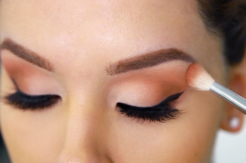Tránh sử dụng quá nhiều đồ trang điểm khi kẻ mắt eyeliner