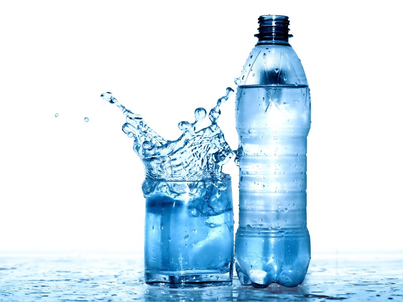 Những người tiêm filler mặt nên uống từ 1,5 – 2 lít nước mỗi ngày