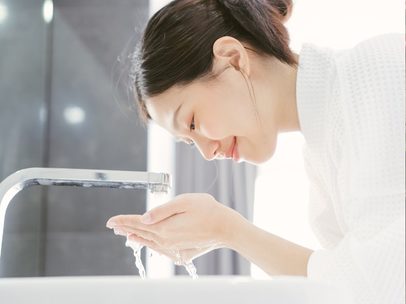 Sau khi tiêm filler mặt, bạn nên rửa mặt bằng nước muối sinh lý để sát khuẩn, giảm viêm