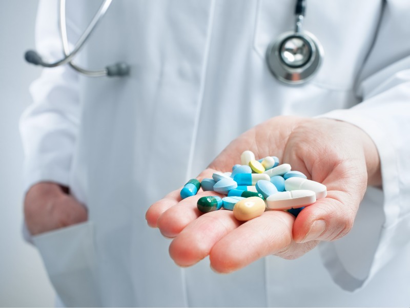 Tuân thủ đơn thuốc kháng sinh theo chỉ định của bác sĩ điều trị để tránh nguy cơ nhiễm khuẩn