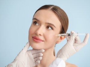 Tiêm filler là phương pháp thẩm mỹ sử dụng chất làm đầy sinh học để tiêm vào dưới da
