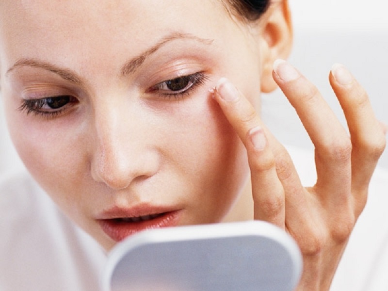   Mí mắt có nhiều nếp gấp xuất hiện do lão hóa và những ảnh hưởng khác nhau
