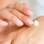 Mí mắt bị ngứa có thể do dị ứng với kem trị sẹo