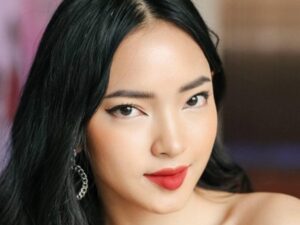 Mắt xếch có phần đuôi mắt chơi chếch lên trên khiến đôi mắt trông dữ tợn