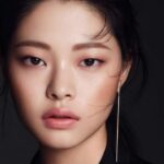 Đôi mắt rắn tạo nên thần thái lạnh lùng, bí ẩn cho chủ nhân