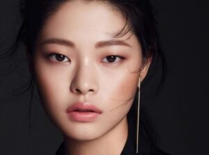 Đôi mắt rắn tạo nên thần thái lạnh lùng, bí ẩn cho chủ nhân