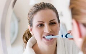 Nên kiêng đánh răng từ 7-10 ngày để môi phục hồi tốt hơn