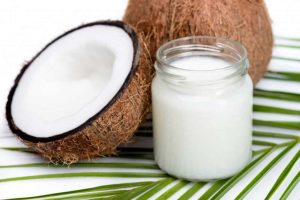                     Sử dụng dầu dừa dưỡng môi sau khi phun môi