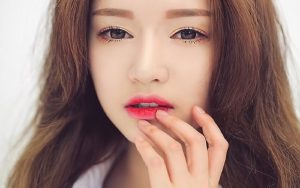 vĐôi môi tươi tắn giúp khuôn mặt đẹp và rạng rỡ hơn
