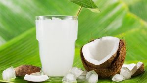 Nước dừa là thức uống tốt cho những người vừa phẫu thuật thẩm mỹ nói chung