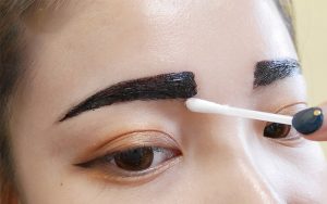 Xăm mày khiến chân mày thô và đậm