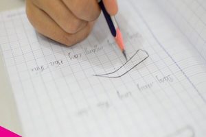 Học vẽ lông mày trên giấy là một bước quan trọng