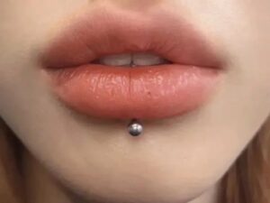 Phun môi tế bào gốc bao nhiêu tiền?