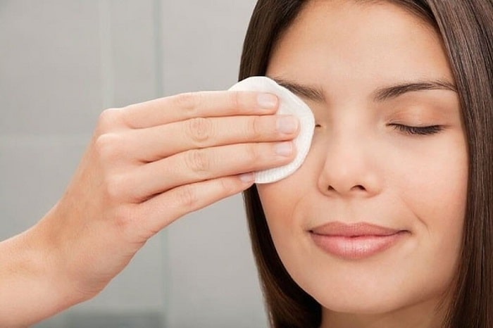 Vệ sinh mắt bằng nước muối sinh lý 2 lần/ngày để tránh bị nhiễm trùng