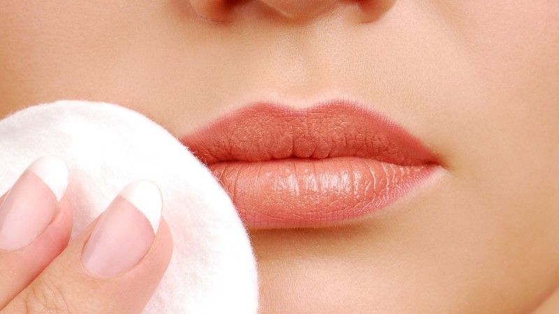 Nên kiêng nước từ 7 đến 10 ngày sau khi phun xăm môi