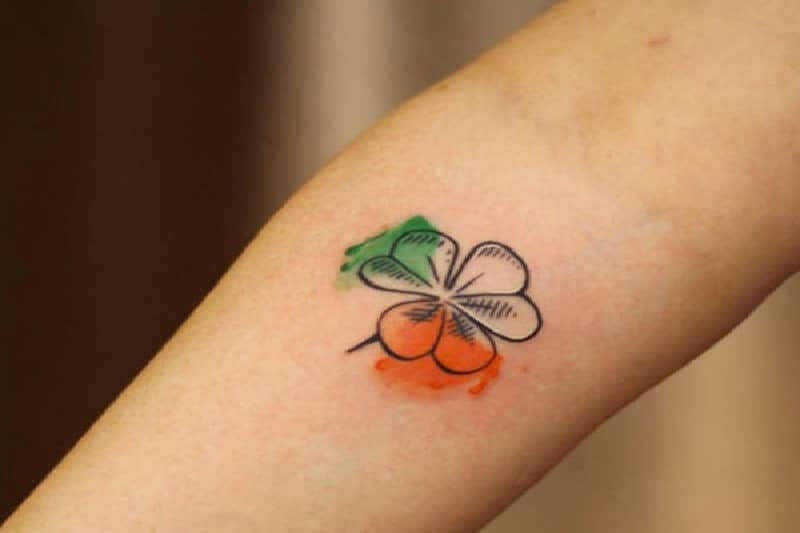 Ấn tượng với mẫu hình xăm chiếc lá cách điệu