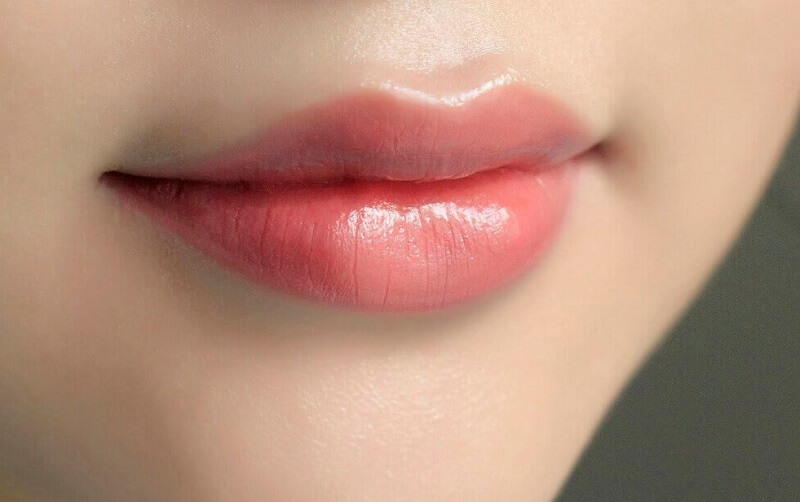 Phun môi màu hồng đào giúp gương mặt trẻ trung