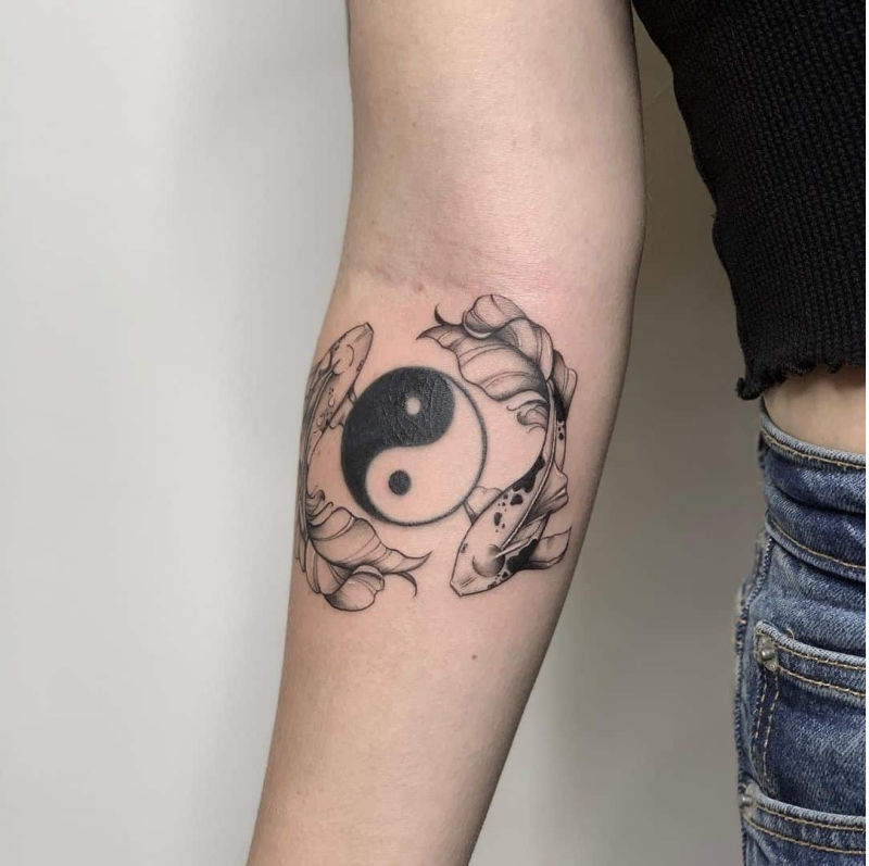 Hình xăm bùa bát quái Trung Quốc kết hợp với họa tiết con cá sinh động