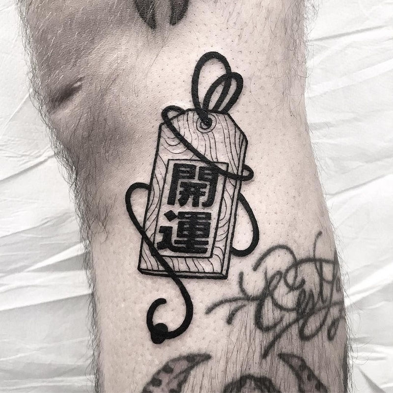 Hình xăm lá bùa dạng lệnh bài đơn giản trên cánh tay