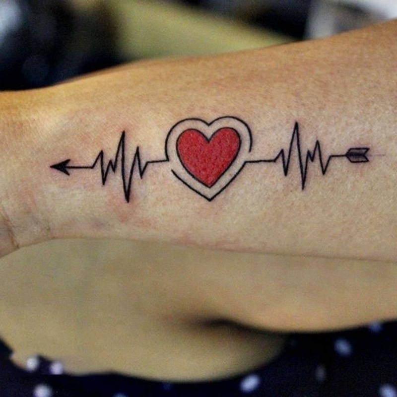 Hình tattoo nhịp đập trái tim màu đỏ rực rỡ