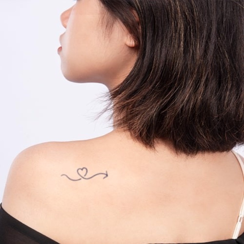 Mẫu hình tattoo trái tim mini có mũi tên ở vai