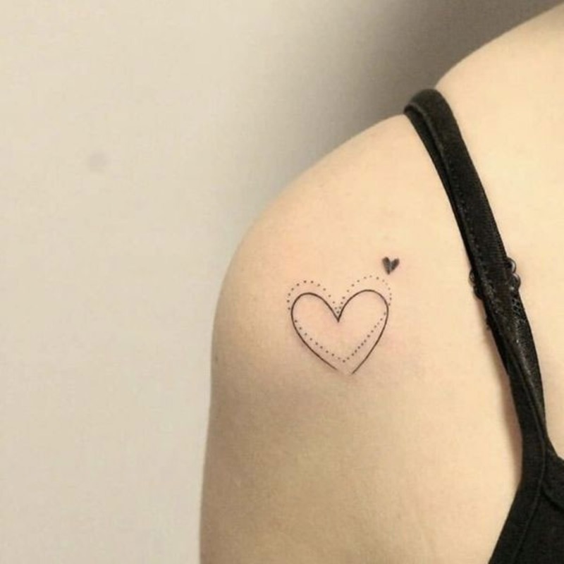 Mẫu hình tattoo 2 trái tim lồng vào nhau ở vai