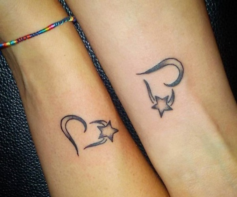 Hình tatoo trái tim kết hợp họa tiết ngôi sao trắng đen