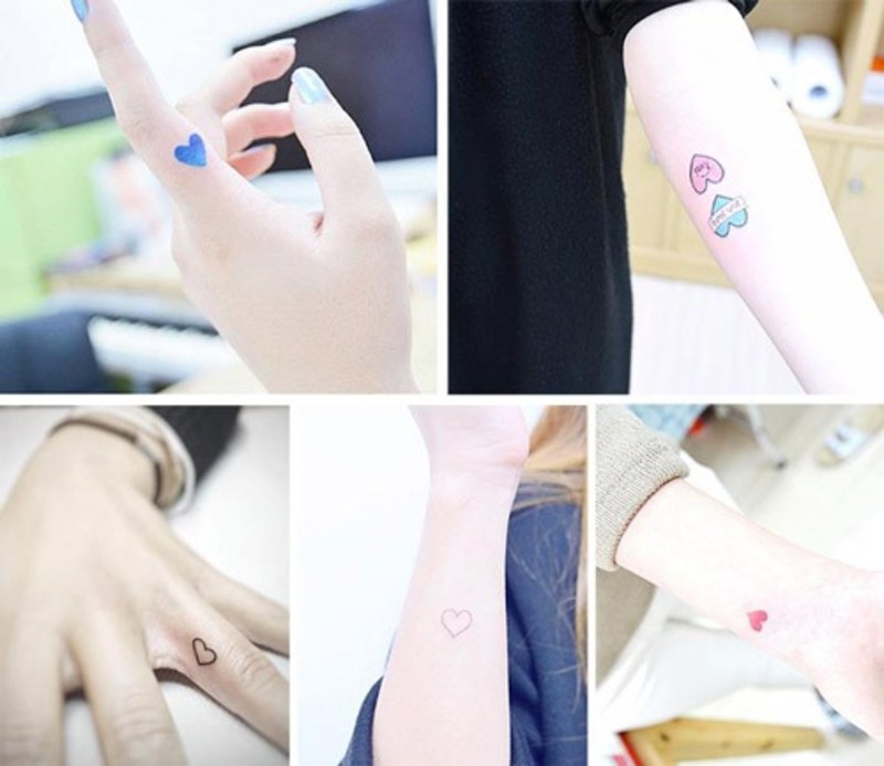 Mẫu hình tattoo trái tim nhiều màu sắc đa dạng ở ngón tay