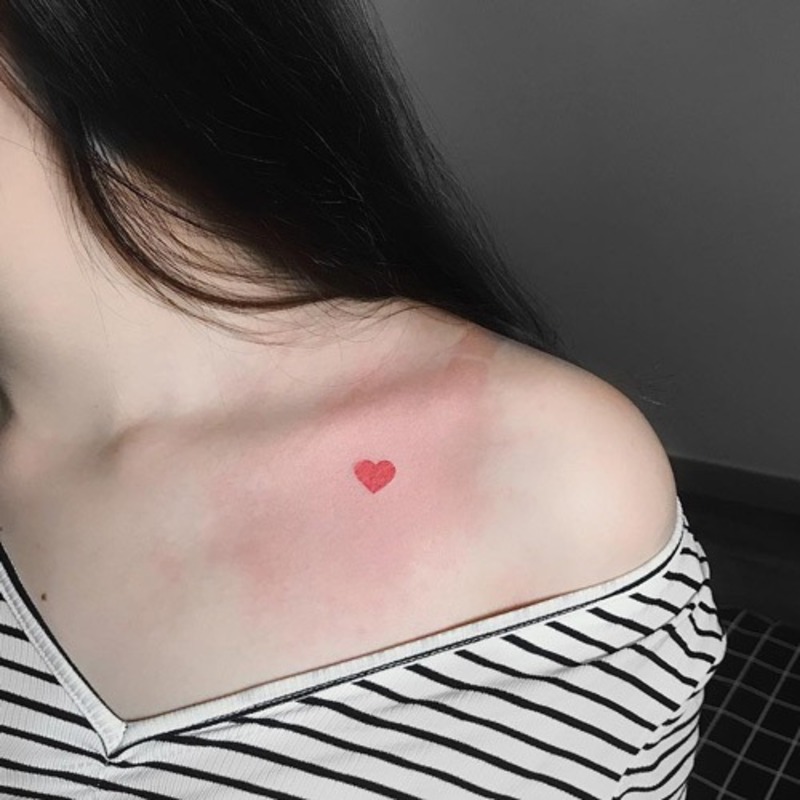 Hình tattoo trái tim màu đỏ mini ở vùng vai