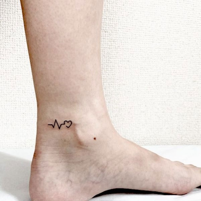 Mẫu hình tattoo nhịp đập trái tim mini ở cổ chân