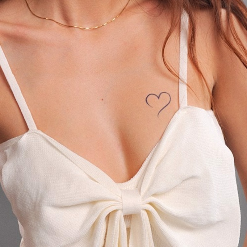 Hình tattoo trái tim ở ngực trắng đen đơn giản