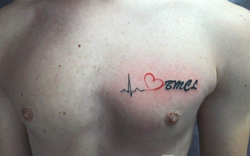 Hình tattoo trái tim kết hợp chữ cho nam giới