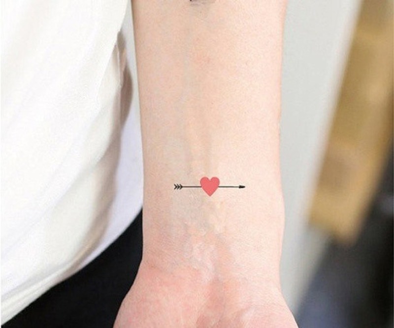 Hình tattoo trái tim và mũi tên ở cổ tay đơn giản
