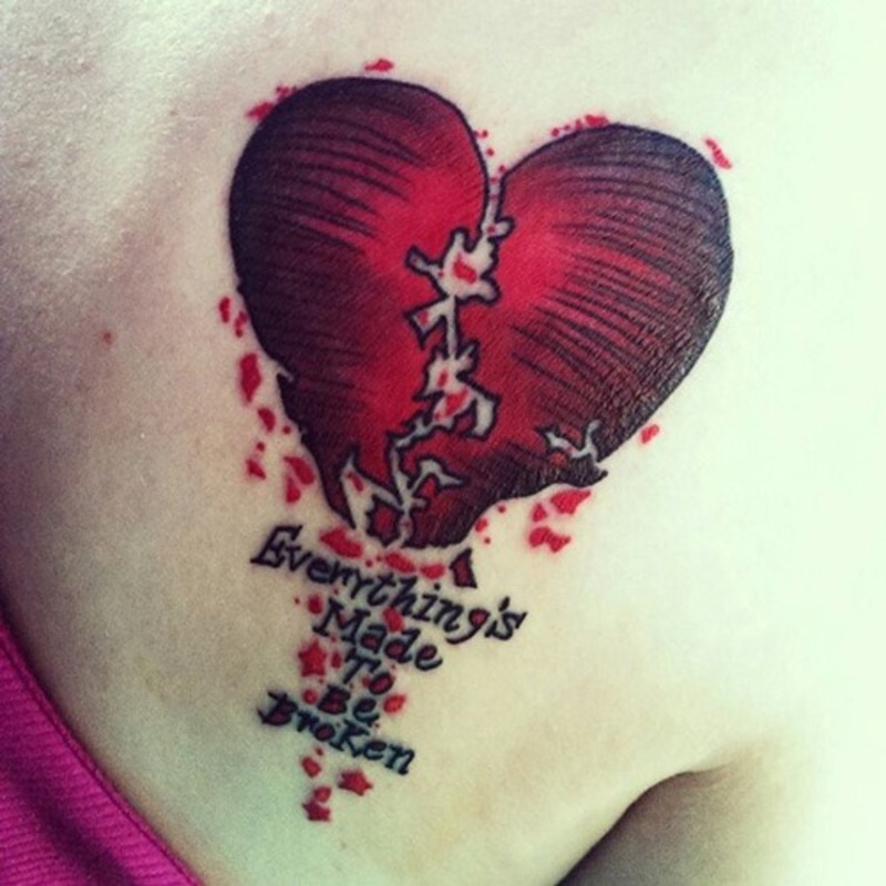 Hình tattoo trái tim tan vỡ màu đỏ kết hợp họa tiết chữ