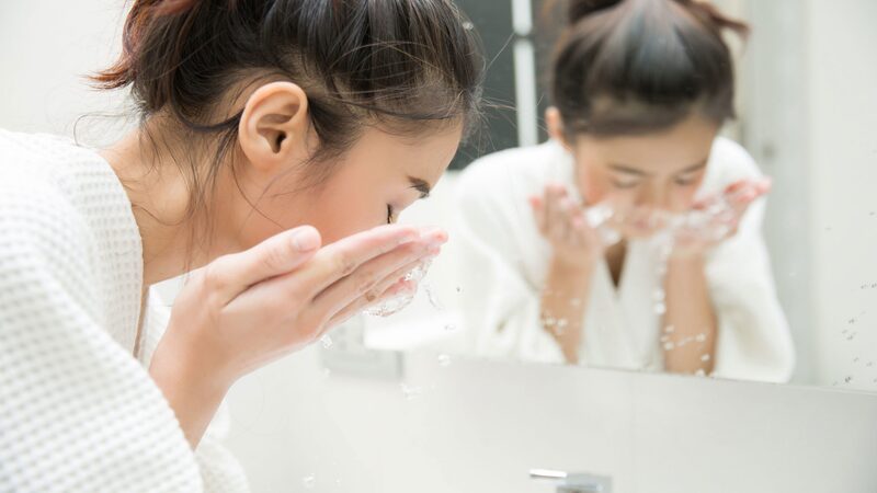 Việc vệ sinh da hằng ngày giúp loại bỏ bụi bẩn dưới da