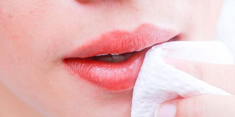 Phun xăm môi vi chạm chỉ sưng nhẹ khoảng vài giờ, không đau rát