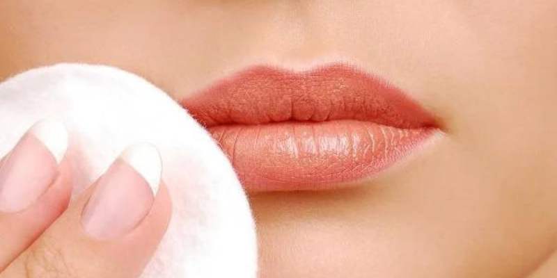 Giữ môi khô ráo sau phun ít nhất 24h để đảm bảo màu mực không bị phai