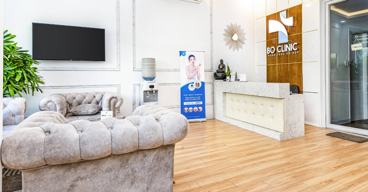 Hình ảnh thiết kế hiện đại, cao cấp với tông màu trắng chủ đạo của Bo Clinic