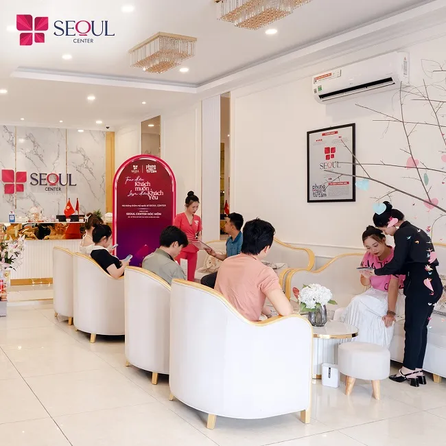 Kỹ thuật viên Seoul Center đang tư vấn phác đồ tắm trắng phi thuyền cho khách hàng tại chi nhánh Đà Nẵng