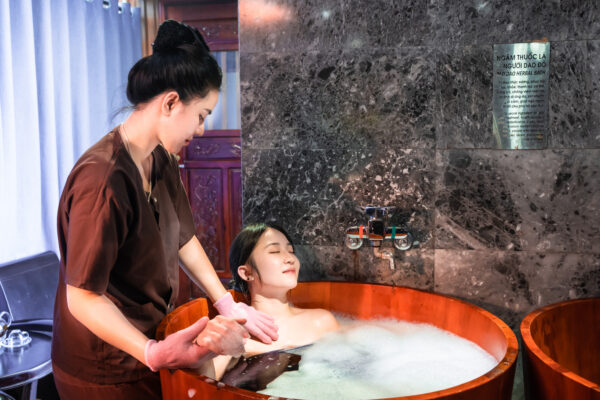 Bồn tắm ngâm lá thảo mộc Dao Đỏ được chuẩn bị cho khách tại Quyên Spa Đà Nẵng