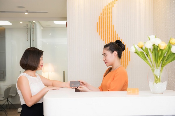Khách hàng luôn được nhân viên hỗ trợ tư vấn nhiệt tình tại Saigon Smile Spa