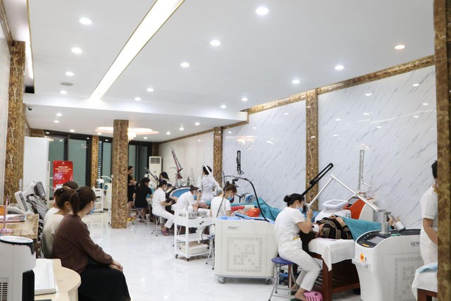 Dàn máy móc công nghệ cao (laser, phi thuyền) được bố trí trong một căn phòng trị liệu hiện đại, sạch sẽ tại Thiên Hà Spa