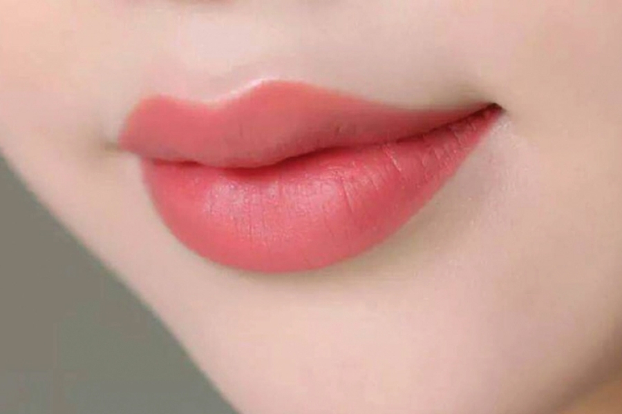 Tùy vào tình trạng da mà nên chọn màu son phù hợp cho độ tuổi 35