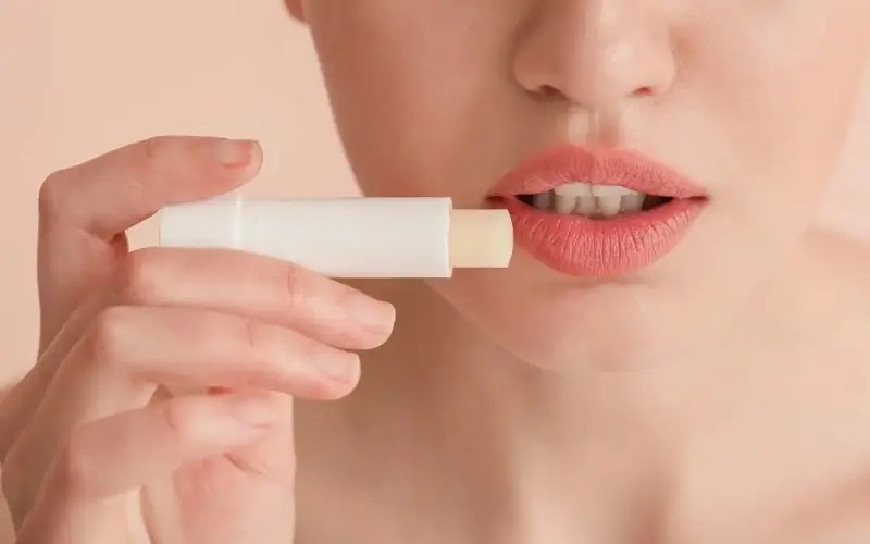 Có nhiều phương pháp thay thế ngoài dùng son dưỡng sau phun môi