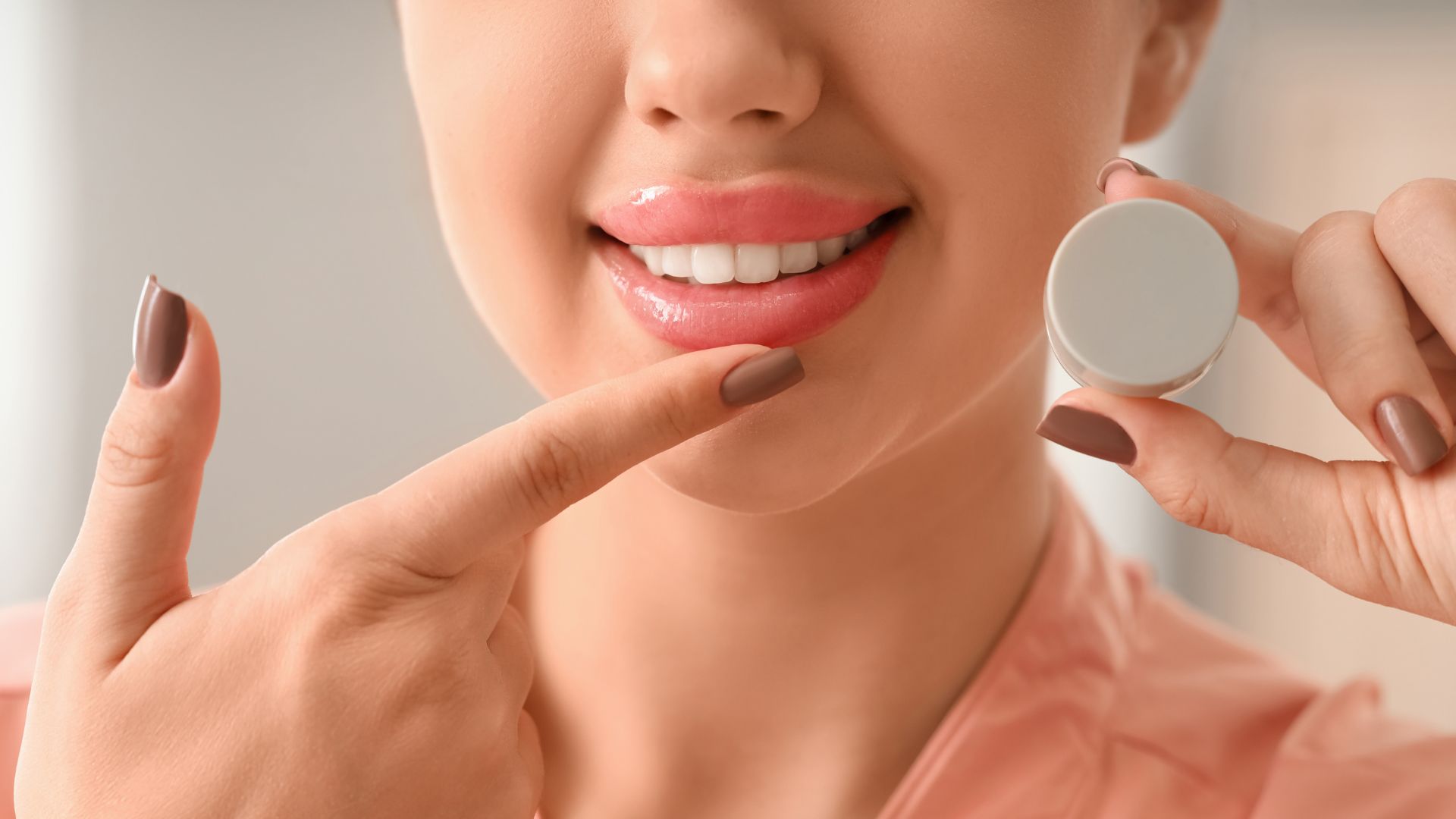 Phun môi xong nên chờ ít nhất 2 tuần để sử dụng son dưỡng