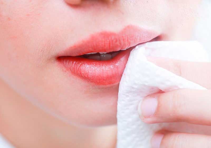 Sau xăm môi cần chăm sóc đúng cách để hạn chế biến chứng